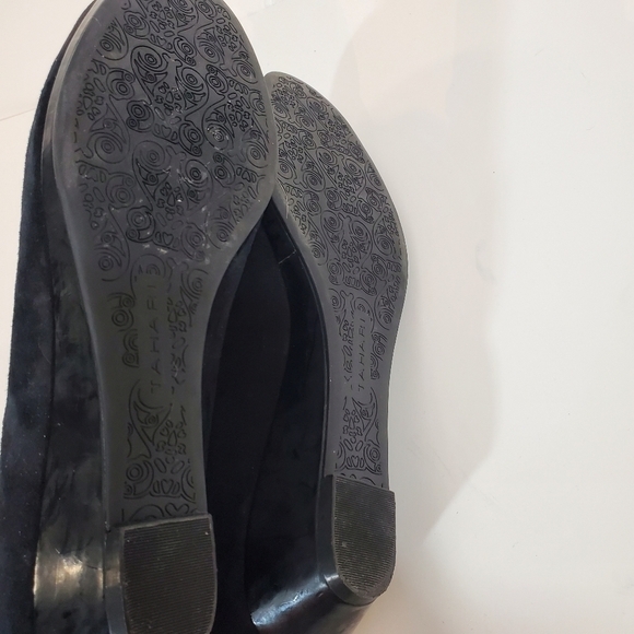 Tahari Black Suede Bow Rob Wedge Heels - Picture 8 of 9